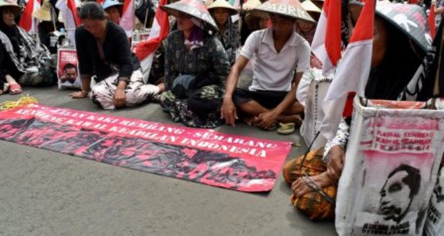 Jaringan Masyarakat Peduli Pegunungan Kendeng (JMPPK) beraksi mengawal putusan Mahkamah Agung yang membatalkan SK Gubernur Jateng Tahun 2012 tentang izin lingkungan penambangan oleh pabrik semen, di Semarang Jateng, Jumat (9/12/2016). (JIBI/Solopos/Antara/R. Rekotomo)