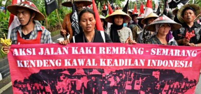 Warga Pati dan Rembang yang tergabung dalam Jaringan Masyarakat Peduli Pegunungan Kendeng (JMPPK) berjalan sambil membentangkan spanduk saat menggelar aksi mengawal putusan Mahkamah Agung yang membatalkan SK Gubernur Jateng Tahun 2012 tentang izin lingkungan penambangan oleh pabrik semen, di Semarang, Jateng, Jumat (9/12/2016). (JIBI/Solopos/Antara/R. Rekotomo)