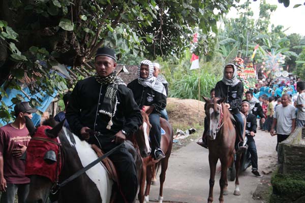 Rombongan Majelis Ta'lim se-Potorono saat menggelar kirab budaya di Dusun Mertosanan Wetan, Jumat (16/12) sore. (Harian Jogja/Arief Junianto)