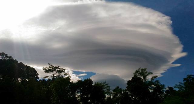 Awan berbentuk unik terlihat di kawasan Gunungpati, Kota Semarang, Senin (19/12/2016) pagi. (Facebook.com-Erna Kurniati Ekhwan)