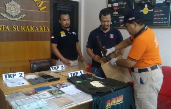 Anggota Satreskrim Polresta Solo menunjukkan barang bukti milik terduga teroris yang ditangkap Densus 88 Antiteror Mabes Polri di Banyuanyar, Banjarsari, Jumat (16/12/2016). (Muhammad Ismail/JIBI/Solopos)