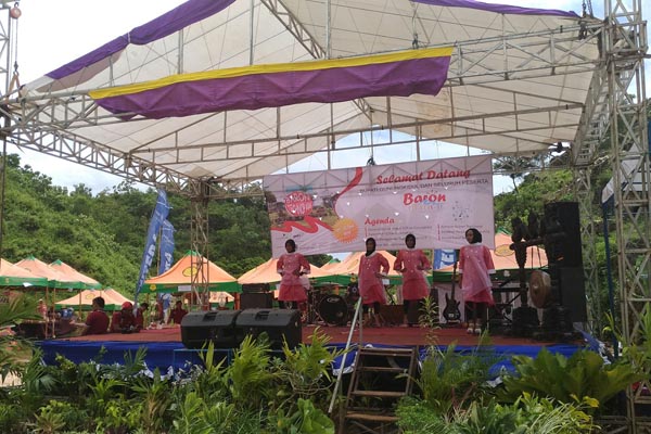 Sejumlah siswa SMK Gedangsari, Gunungkidul memperagakan penggunaan busana batik dalam Baron Festival yang digelar di Baron Techno park, Desa Planjan, Saptosari, Gunungkidul, Rabu (21/12/2016). (Bhekti Suryani/JIBI/Harian Jogja)