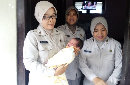 Salah seorang bidan di Klinik Bhayangkara Polresta Solo menunjukkkan bayi perempuan yang ditemukan di selokan wilayah Mojosongo, Rabu (28/12/2016). (Muhammd Ismail/JIBI/Solopos)