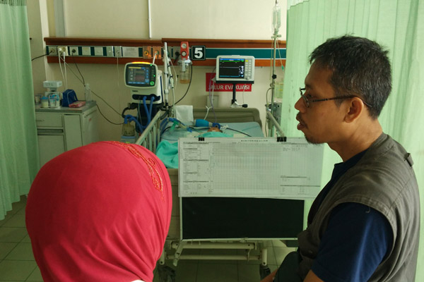 Balita Muhammad Syaqif Dirga Krisnawan di Ruang IMC RSPU dr Sardjito dengan ditunggui oleh pamannya Kantun Basuki, Rabu (28/12/2016). (Yudho Priambodo/JIBI/Harian Jogja)