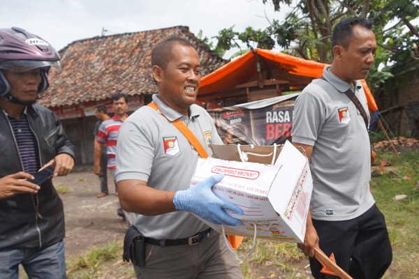 Tim gegana Brimob DIY membawa bungkusan yang diamankan di lokasi pos polisi Milir, Kedungsari, Pengasih, Kulonprogo, Rabu (28/12/2016). (Sekar Langit Nariswari/JIBI/Harian Jogja)