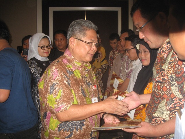 Wakil Gubernur Jateng, Heru Sudjatmoko (tengah) bersama Kepala Badan Pengawas Obat dan Makanan (BPOM), Peni Kusumastuti Lukito (kiri, berhijab), menyerahkan bukti Nomor Izin Edar (NEI) produksi obat tradisional pengelola Usaha Mikro Kecil Menengah (UMKM) berbagai kota di acara Pertemuan dan Fasilitasi Registrasi Obat Tradisional untuk Umum, Kamis (15/12/2016), di Best Western Hotel Solo Baru Sukoharjo. (Trianto Hery Suryono/JIBI/Solopos)