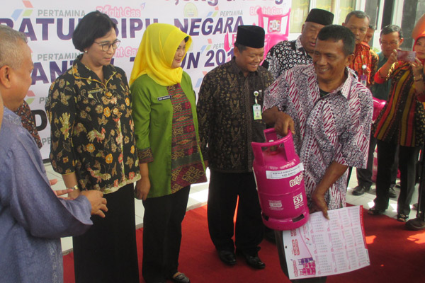 Penyerahaan secara simbolis tabung Liquefied Petroleum Gas (LPG) jenis Bright Gas 5,5 kilogram (kg) saat deklarasi pengunaan LPG Brigth Gas 5,5 kg oleh Pegawai Negeri Sipil seluruh Kabupaten Bantul, di Halaman Kantor Dinas Perindustrian, Pergadangan, dan Koperasi (Disperindakop) Kabupaten Bantul, Kamis (29/12/2016). (Irwan A. Syambudi/JIBI/Harian Jogja)