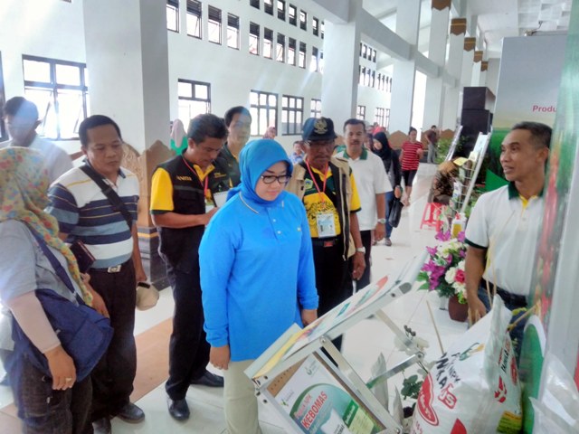 Bupati Sragen Kusdinar Untung Yuni Sukowati (berhijab biru) meninjau stan milik PT Pusri yang menyediakan produk pupuk nonsubsidi pada pameran produk pertanian bertajuk KTNA Expo Sragen 2016 di Gedung Sasana Manggala Sukowati Sragen, Jumat (16/12/2016). (Tri Rahayu/JIBI/Solopos)