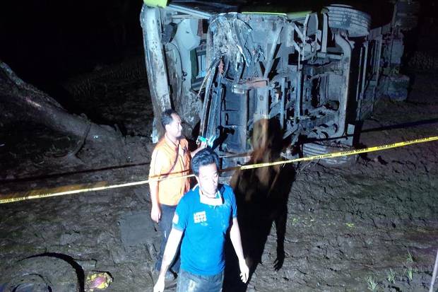 Kondisi bus Handoyo yang terguling di areal persawahan tepi jalan raya Purbalingga-Pemalang, Kecamatan Belik, Pemalang, Jateng, Sabtu (17/12/2016) tengah malam. (Okezone)