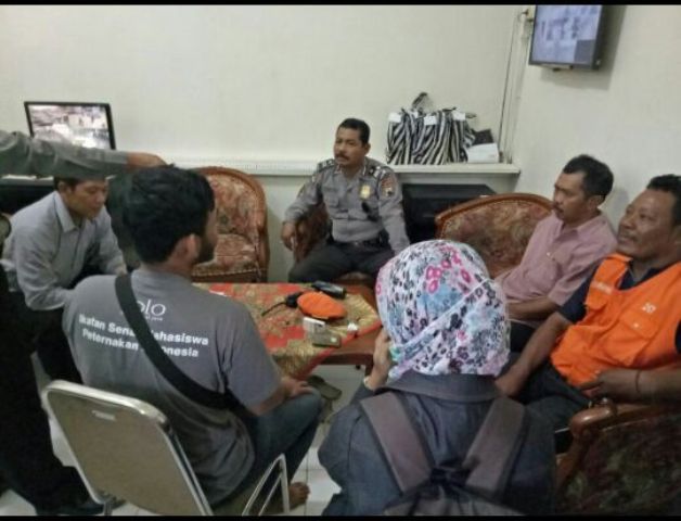 Petugas Stasiun Balapan meminta keterangan pelaku calo tiket (dua dari kanan). (JIBI/Solopos/Istimewa)