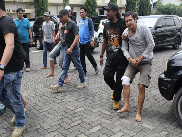 Tersangka pencurian 500 unit sepeda motor, Slamet Hariyadi alias Betet, tengah dibawa salah seorang aparat Polrestabes Semarang di Mapolrestabes Semarang, beberapa waktu lalu. (restabes-smg.jateng.polri.go.id)