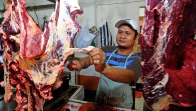 Pedagang memotong daging sapi yang dijualnya di Pasar Bandarjo, Ungaran, Kabupaten Semarang, Jateng, Senin (19/12/2016). (JIBI/Solopos/Antara/Aditya Pradana Putra)
