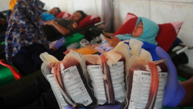 Donor menyumbangkan darah pada bakti sosial kesehatan di Lapangan Pancasila, Salatiga, Jateng, Rabu (14/12/2016). (JIBI/Solopos/Antara/Aloysius Jarot Nugroho)