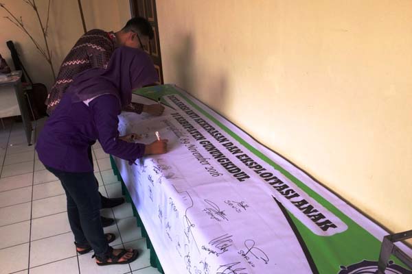 Dua peserta membukukan tanda tangan sebagai bentuk penolakan terhadap aksi kekerasan anak dan perempuan yang diselenggarakan Pemkab Gunungkidul, Kamis (8/12/2016). (David Kurniawan/JIBI/Harian Jogja)
