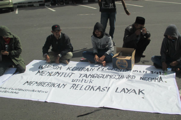 Sejumlah mahasiswa membentangkan spanduk di depan Kantor Bupati Bantul, Desa Bantul, Kecamatan Bantul, Selasa (27/12/2016). (JIBI/Irwan A. Syambudi)