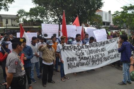 Warga Dusun Menggung Jati, Desa Manisharjo, Kecamatan Bendosari, berdemo di Kantor Setda Sukoharjo, Selasa (27/12/2016). (Bony Eko Wicaksono/JIBI/Solopos)
