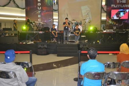 Marketing Officer Mangan, Alief Dzaky H. (tengah), berdialog interaktif dengan peserta workshop multimedia teknologi di Hartono Mall, Solo Baru, Minggu (18/12/2016). (Bony Eko Wicaksono/JIBI/Solopos)