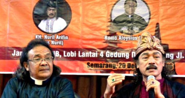 Pengasuh Pondok Pesanten Soko Tunggal K.H. Nuril Arifin (kanan) tampil bersama Romo Aloysius Budi Purnomo (kiri) dalam Diskusi Toleransi Bukan Diskriminasi, di Semarang, Jateng, Selasa (20/12/2016). (JIBI/Solopos/Antara/R. Rekotomo)