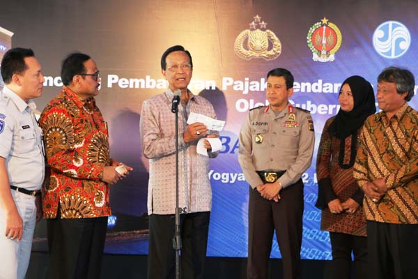 Gubernur DIY Sri Sultan HB X saat menjelaskan kemudahan e-Samsat yang baru saja diluncurkan di Bank BPD DIY Cabang Senopati, Jogja, Kamis (22/12/2016). (Foto istimewa/dokumen)
