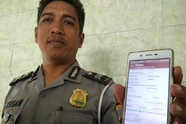 Petugas saat menunjukan form pelanggaran dalam aplikasi e-tilang, Kamis (14/12/2016). (Yudho Priambodo/JIBI/Harian Jogja)