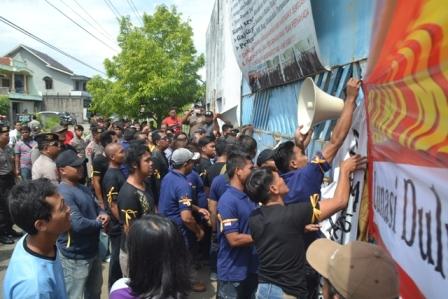 Sejumlah juru sita Pengadilan Negeri (PN) Sukoharjo membuka pintu gerbang PT Panca Jaya Prakasa di Jl. Ciu, Desa Telukan, Kecamatan Grogol, sementara mantan karyawan pabrik berdemo, Rabu (21/12/2016). (Bony Eko Wicaksono/JIBI/Solopos)