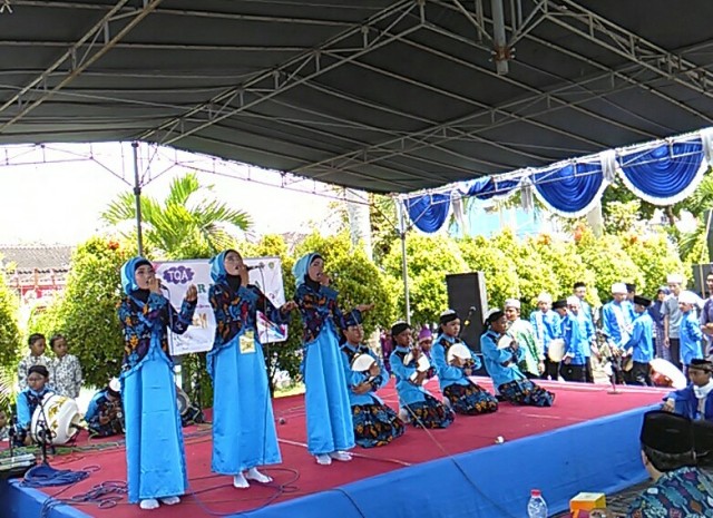 Salah satu kelompok peserta Festival Santri Indonesia (FASI) VI mengikuti kompetisi kasidah di Asrama Haji Donohudan, Boyolali, Sabtu (17/12/2016). (Aries Susanto/JIBI/Solopos)