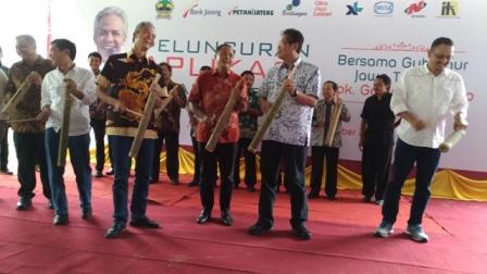 Gubernur Jateng, Ganjar Pranowo (tiga dari kiri), memukul kentungan menandai peluncuran aplikasi Petani Jateng di Jatiyoso, Karanganyar, Minggu (18/12/2016). (Kurniawan/JIBI/Solopos)