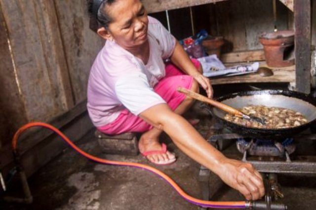 Warga memasak menggunakan kompor yang dialiri gas PGN di Mlati Baru, Semarang, Jateng, Selasa (27/12/2016). (JIBI/Solopos/Antara/Aji Styawan)