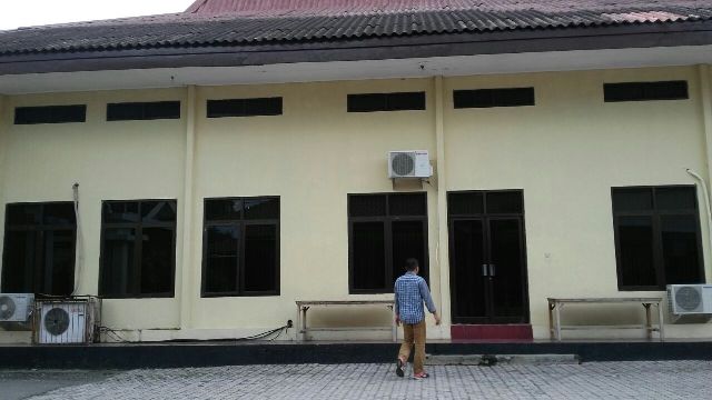 Seorang penyidik KPK berjalan masuk ke Gedung Bhara Makota, Madiun, yang menjadi lokasi pemeriksaan saksi kasus dugaan gratifikasi Wali Kota Madiun, Selasa (20/12/2016). (Abdul Jalil/JIBI/Madiunpos.com)