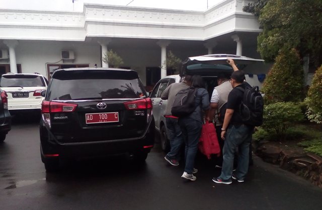 Satgas KPK memasukkan koper berisi berkas yang diambil dari Rumah Dinas (Rumdin) Bupati Klaten di Jl. Pemuda, Klaten, Jumat (30/12/2016). (Ponco Suseno/JIBI/Solopos)