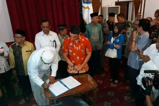 Gubernur Jambi Zumi Zola akan menandatangani perjanjian kesepakatan terkait polemik ornamen Natal Novita Hotel Jambi. (Okezone)