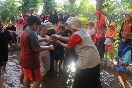 Sejumlah peserta English Super Camp (ESC) di Sekolah Alam Bumi Langit Mulia Ponorogo bermain sambil belajar, Rabu (21/12/2016). (Abdul Jalil/JIBI/Madiunpos.com)