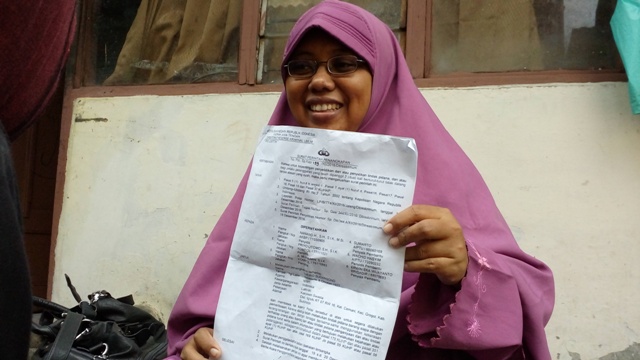 Erma Sriharjani, 35, menunjukkan surat penangkapan suaminya, Endro Sudarsono, dalam kasus pengrusakan dan pengeroyokan di Resto Social Kitchen, Selasa (20/12/2016). (Muhammad Ismail/JIBI/Solopos)