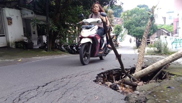 Pengendara melintas di Jl. Antariksa I, Kampung Ngoresan, Kelurahan Jebres, Senin (19/12/2016). (Cahyadi Kurniawan/JIBI/Solopos)