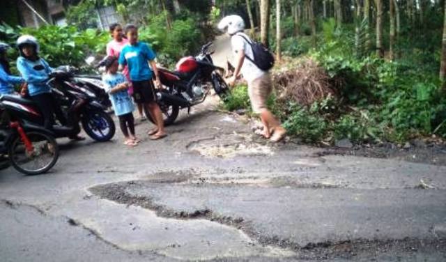 Kecelakaan disebabkan jalan rusak di Kampung Batur, Kelurahan Kauman Kidul, Kecamatan Sidorejo, Kota Salatiga, Jateng, Minggu (18/12/2016) sore. (Facebook.com-Tactac Cool)