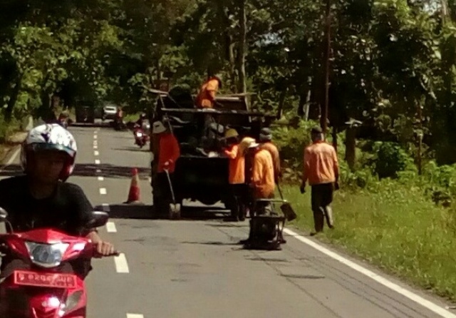 Sejumlah pekerja melakukan perawatan jalan di jalur Eromoko-Wuryantoro, Kabupaten Wonogiri, Jumat (16/12/2016). (Bayu Jatmiko Adi/JIBI/Solopos)