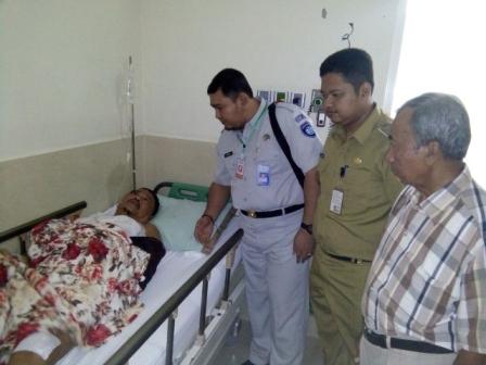 Kepala Jasa Raharja Sukoharjo, Erwin Setya Negara (ketiga dari kanan), menjenguk korban kecelakaan bus di Rumah Sakit Karima Utama, Kartasura, Senin (19/12/2016). (JIBI/Solopos/Istimewa)
