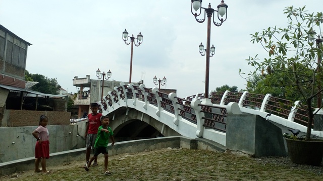 Tiga anak bermain di pinggir talut dekat Jembatan Sayangan, Laweyan, yang baru selesai dibangun Pemkot Solo, Senin (26/12/2016). (Muhammad Ismail/JIBI/Solopos)