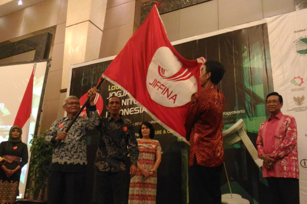 Penyerahan pataka JIFFINA disaksikan Gubernur DIY Sri Sultan HB X dalam peluncuran JIFFINA 2017 di Hotel Royal Ambarrukmo Yogyakarta, Sleman, Selasa (27/12/2016) malam. (Harian Jogja/Kusnul Isti Qomah)