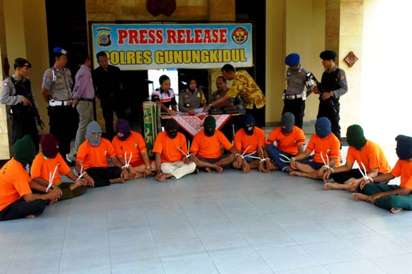Sebelas pelaku judi Kartu China yang diamankan petugas Reskrim Polres Gunungkidul. Jumat (23/12/2016). (David Kurniawan/JIBI/Harian Jogja)
