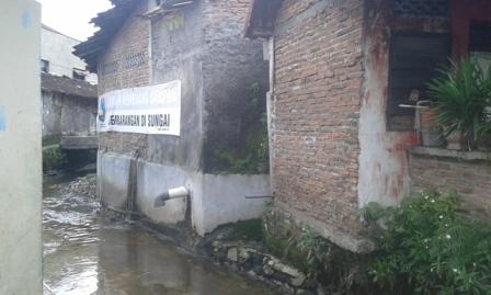 Suasana kawasan Kali Tegal Konas di Kelurahan Kedung Lumbu, Pasar Kliwon, yang garis sempadannya digunakan untuk rumah warga, Rabu (21/12/2016) (Irawan Sapto Adhi/JIBI/Solopos).