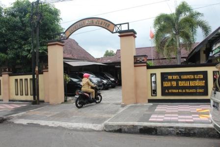 Seorang pegawai memasuki Kantor Bapermas Klaten di Jl. Veteran, Bareng Lor, Klaten Utara, Senin (19/12/2016). (Taufiq Sidik Prakoso/JIBI/Solopos)