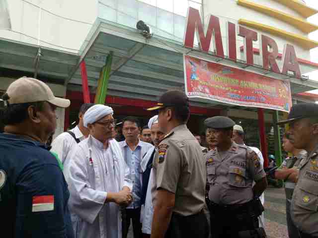 Ketua FPI Sragen Mala Kunaifi bersitegang dengan Kapolres Sragen, AKBP Cahyo Widiarso, karena tidak dizinkan merazia atribut natal di dalam swalayan Mitra Sragen, Rabu (21/12/2016). (Moh. Khodiq Duhri/JIBI/Solopos)