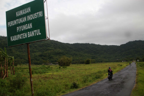 Puluhan hektare lahan persawahan di wilayah Desa Srimulyo Kecamatan Piyungan, dibiarkan menganggur selama hampir dua tahun. (Arief Junianto/JIBI/Harian Jogja)