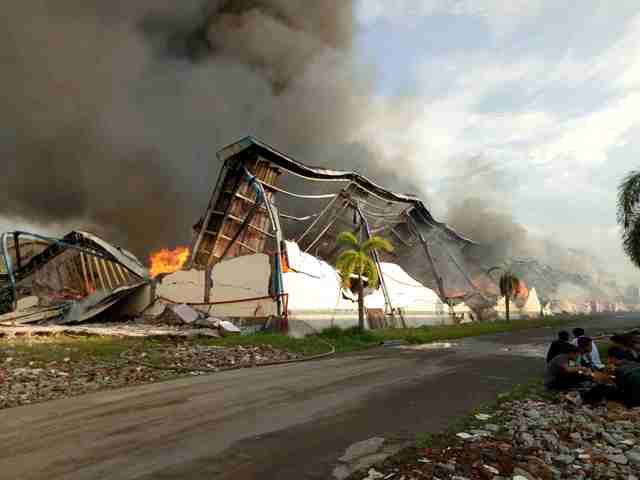 Kondisi gudang tekstil milik PT Delta Merlin Sandang Textile (DMST) I di Tunjungan, Sambungmacan, Sragen, yang terbakar hebat, Rabu (21/12/2016) sore. (Moh. Khodiq Duhri/JIBI/Solopos)