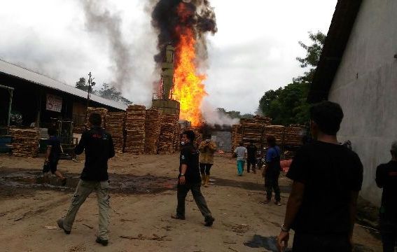 Api dan asap mengepul dari bangunan pabrik oven kayu di PT Abiyoso di Desa Ngargorejo, Kecamatan Ampel, Boyolali, Senin (26/12/2016). (JIBI/Solopos/Istimewa)