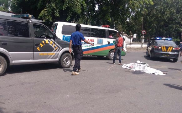 Anggota Satlantas Polresta Solo mengevakuasi jasad korban kecelakaan di kawasan Pedaringan Jl. Tentara Pelajar, Jebres, Solo, Kamis (22/12/2016). (Muhammad Ismail/JIBI/Solopos)