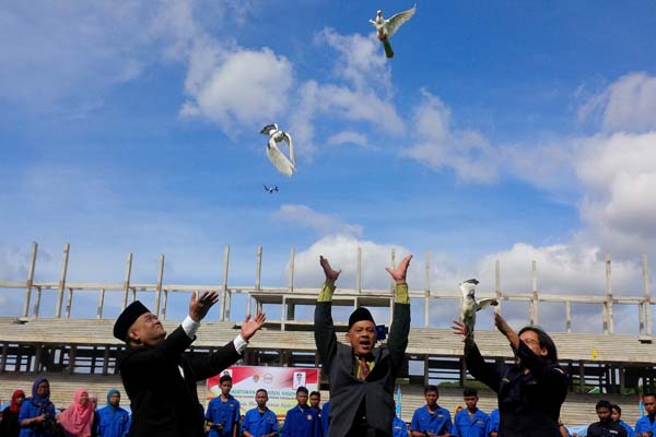 Wakil Gubernur DIY KGPAA Paku Alam X (kiri), Kepala Dinas Sosial DIY Untung Supriyanto (tengah), dan Ketua Karang Taruna DIY GKR Condrokirono (kanan), melepas burung merpati? pada Pembukaan Kemah Kebangsaan dan Peringatan Hari Kesetiakawanan Sosial Nasional di Stadion Mandala Krida, Jumat (16/12/2016). (Foto istimewa/dokumen)