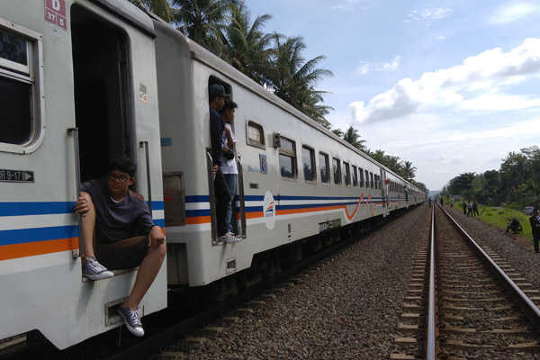 Kereta apa Fajar Utama jurusan Lempuyangan-Pasar Senen macet di kawasan Josutan, Karangsari, Pengasih pada Kamis (29/12/2016). (Sekar Langit Nariswari/JIBI/Harian Jogja)