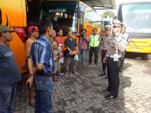 Sejumlah sopir bus di Kota Kediri mendengarkan sosialisasi mengenai klakson telolet dari Kasatlantas Polres Kediri Kota. (Madiunpos.com/JIBI/polreskedirikota.com)